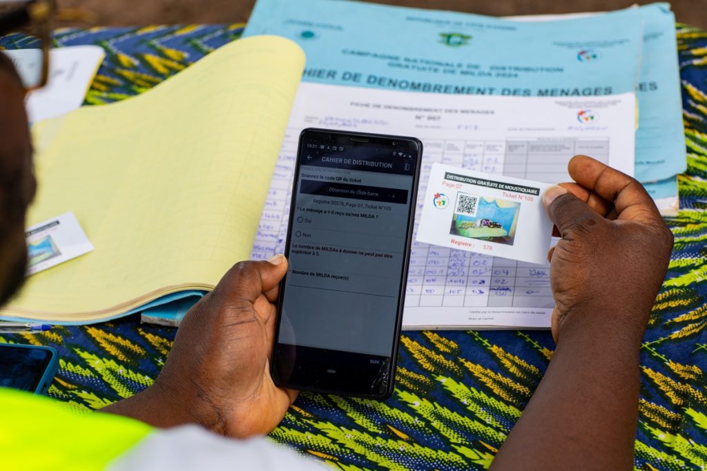 Scanning the QR code of a ticket giving right to a certain number of mosquito nets 